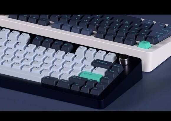 Paragon75 Keyboard White Plus Extras - Picture 2 of 3